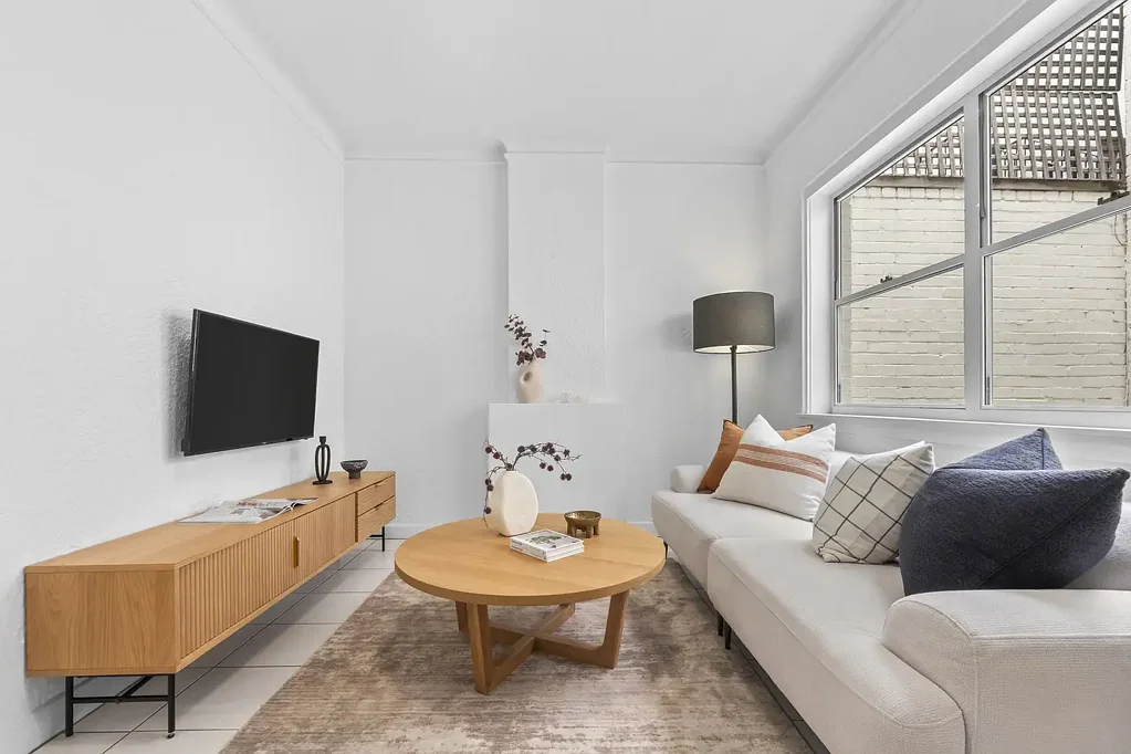 Potts Point 1房 装饰艺术建筑 精品安全社区 新铺地毯 采光充足 燃气厨房 双人卧带衣帽间 浴缸淋浴 露台景观 步行便利生活 Art Deco Apartment in Vibrant Village Precinct