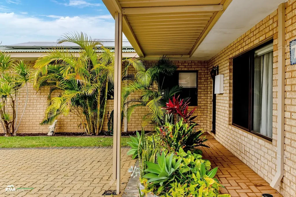 Modern Beachside Retreat - Including lawnmowing