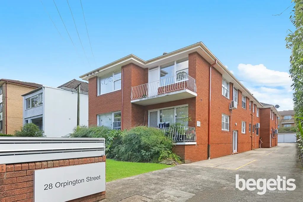 IMPECCABLE WITH SUNLIT ASPECT IN LEAFY SETTING CLOSE TO PARKLAND, STATION & SHOPPING MALL