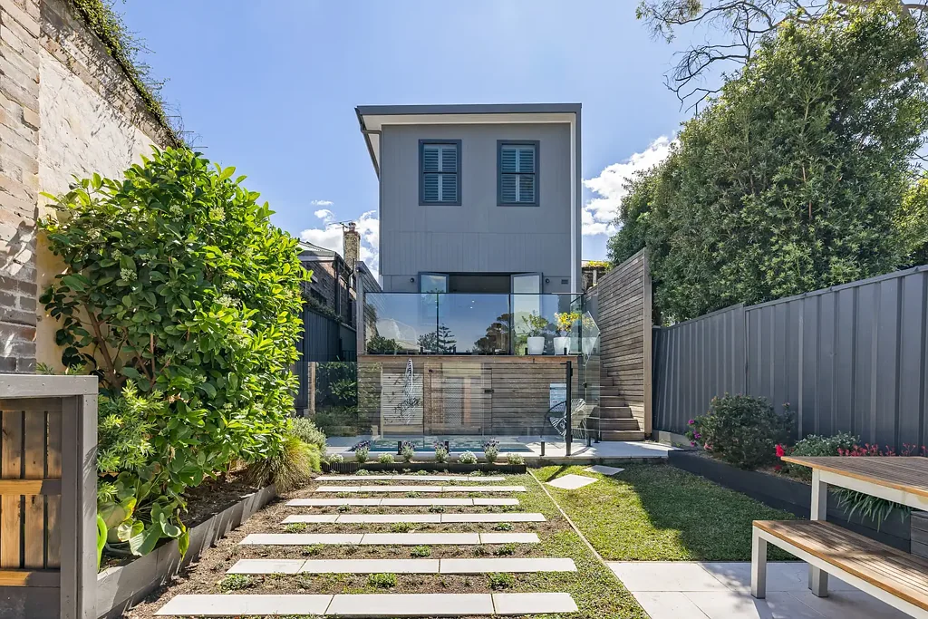 Stanmore 4 Slaapkamer Charming renovated family home & poolside entertainer