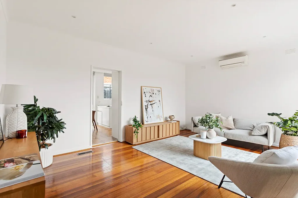 Caulfield South 3房 Ormond Village后院位置 1950年代精品单元 三居室易维护 北向客厅 全天阳光 私密庭院花园 主卧套间 现代厨房Neff电器 中央供暖空调 单间车库 Caulfield South学区 便捷生活选择 Garden Villa with Prized Lifestyle Proximity