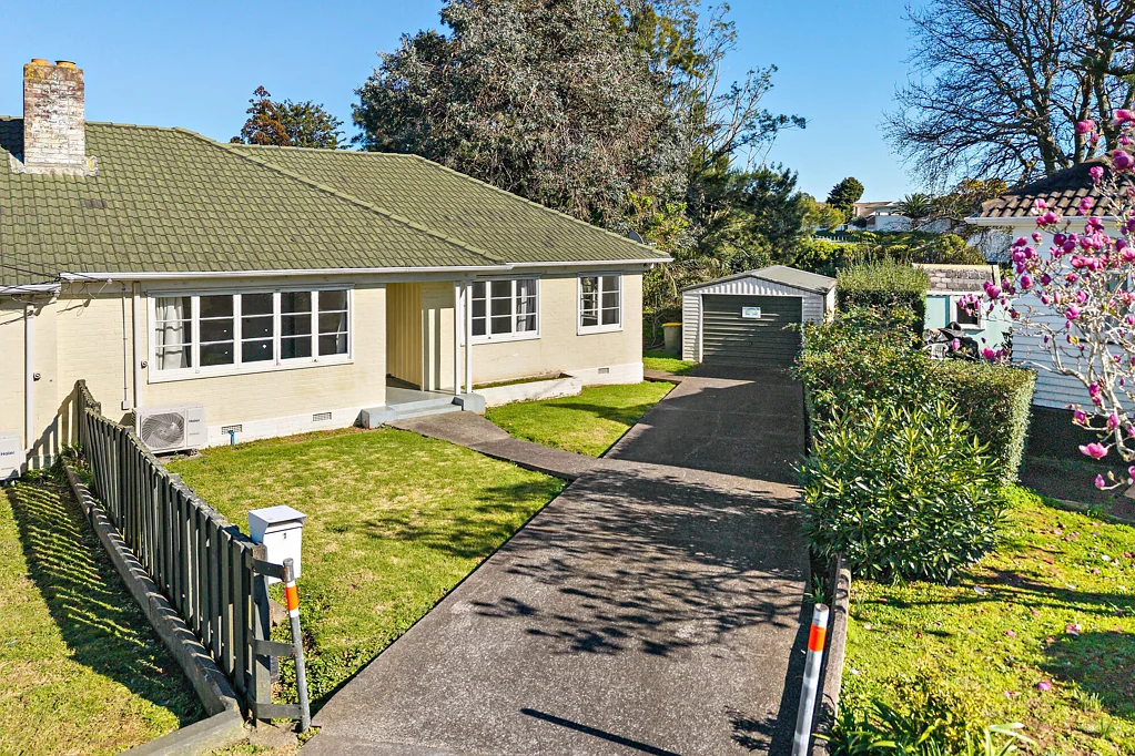 Otahuhu 2ਬੈੱਡਰੂਮ Renovator's opportunity on a rare 929sqm section