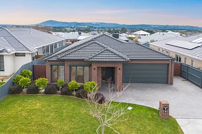 Gisborne 4房  MODERN FAMILY HOME WITH ELEVATED NORTHLY VIEWS TO MACEDON RANGES