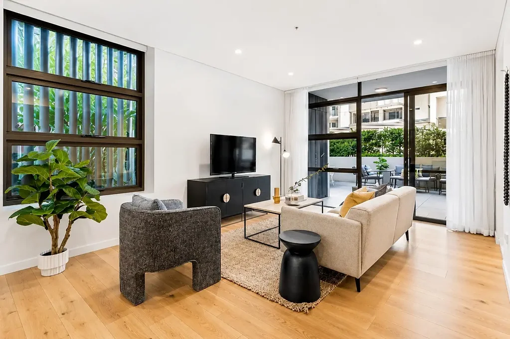 CONTEMPORARY AND SPACIOUS INCLUDING HUGE TERRACE