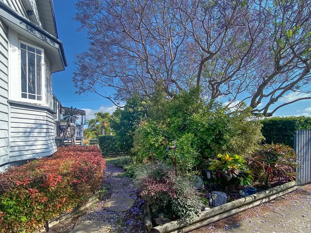 South Gladstone 3 Bedroom Timeless Beauty! Gorgeous Character Filled Queenslander With Side Access!