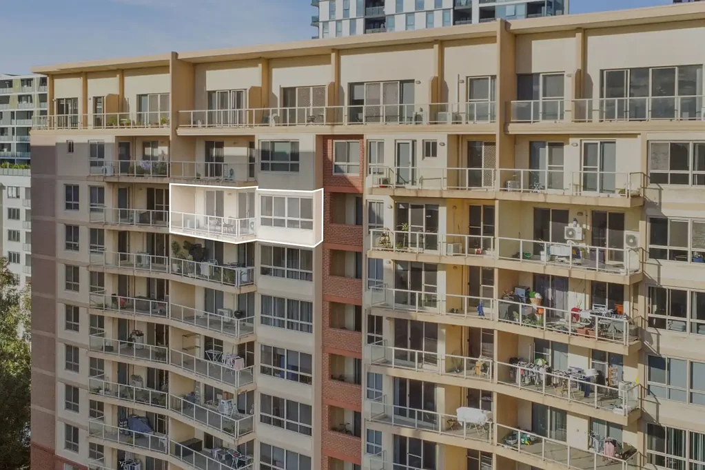 Homebush 2房 Camellia Tower时尚公寓 220米近站 明亮客厅 阳台观景 石材厨房 主卧套间 度假村设施 地下车位 Resort-inspired apartment set within a 220m walk of Homebush Station