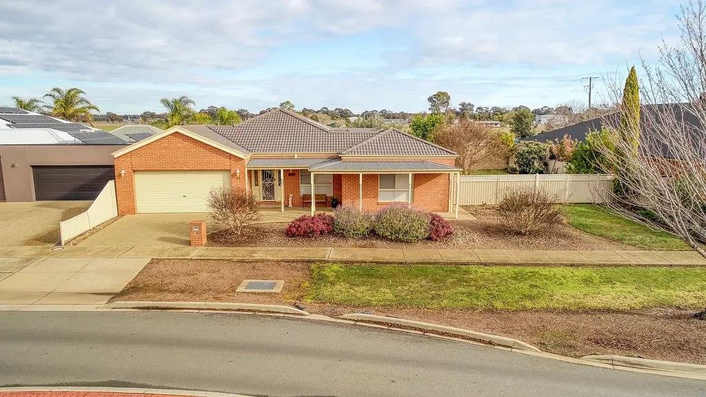 Kialla 4 Bedroom Large 4 bedroom Family Home in Kialla Lakes - 2 Kitchens!