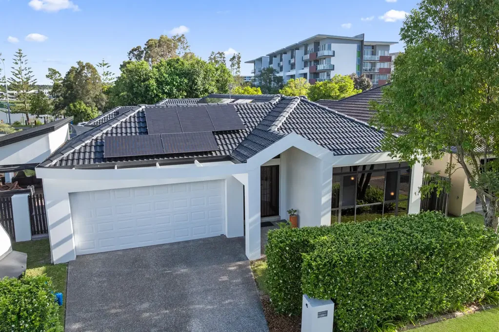 “Live the Lake Orr Lifestyle – Stunning 4-Bed Family Home in Varsity Lakes”