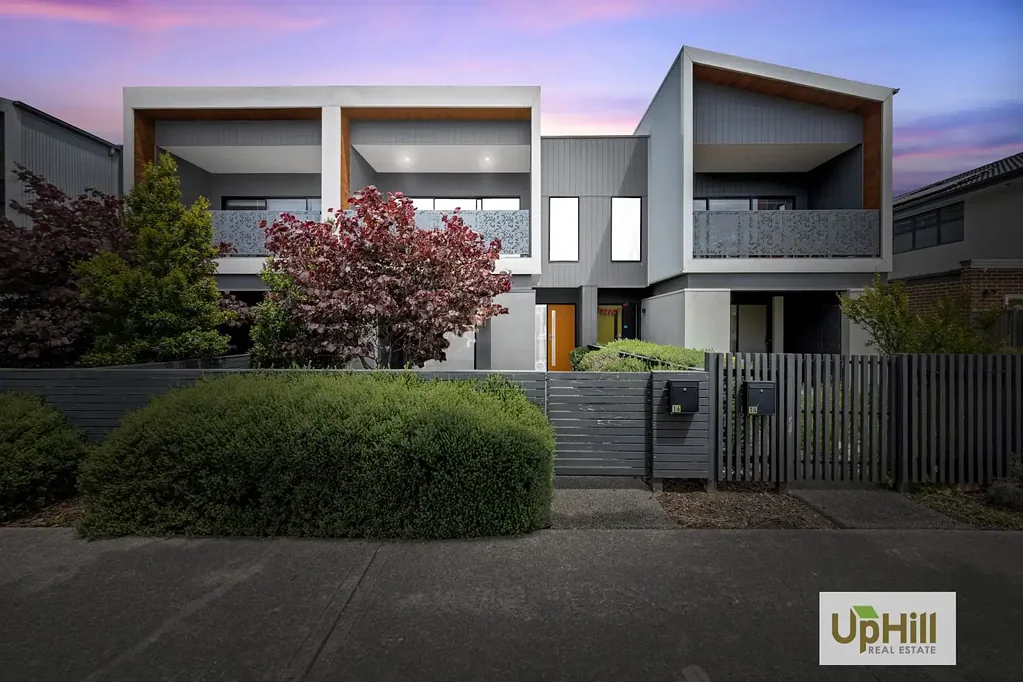 For Rent – 16 Spirit Boulevard, Cranbourne East VIC 3977
Modern 3-Bedroom Family Home in a Prime Location