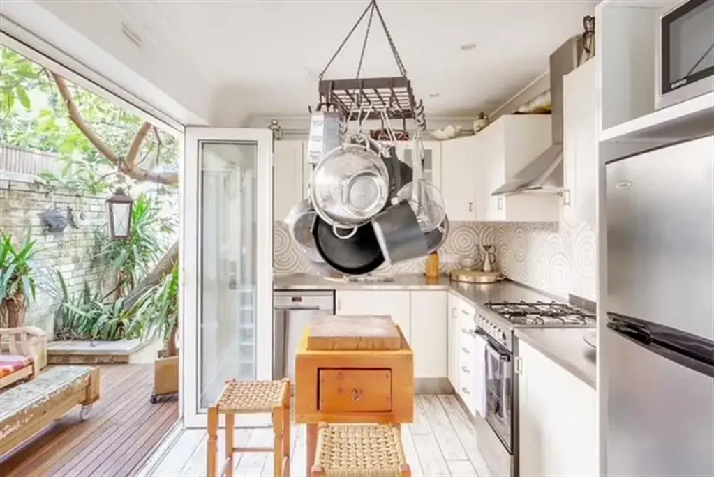 CONTEMPORARY THREE BEDROOM TERRACE HOUSE IN PRIME LOCATION