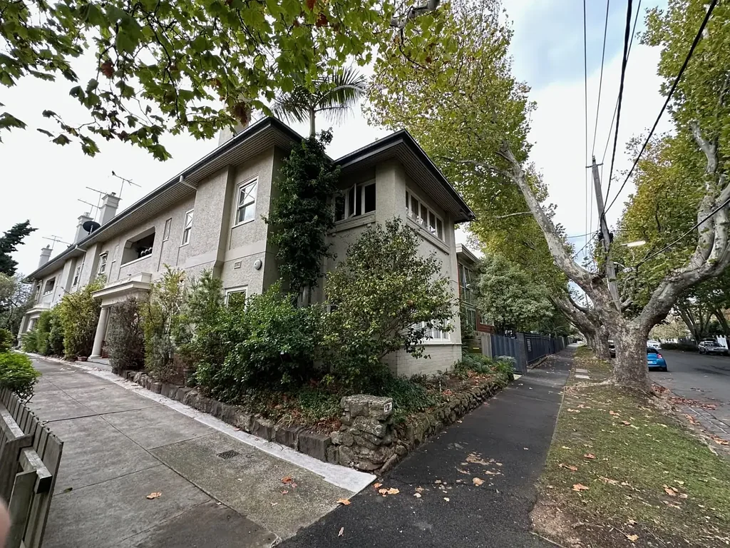 Art Deco apartment in perfect St Kilda location