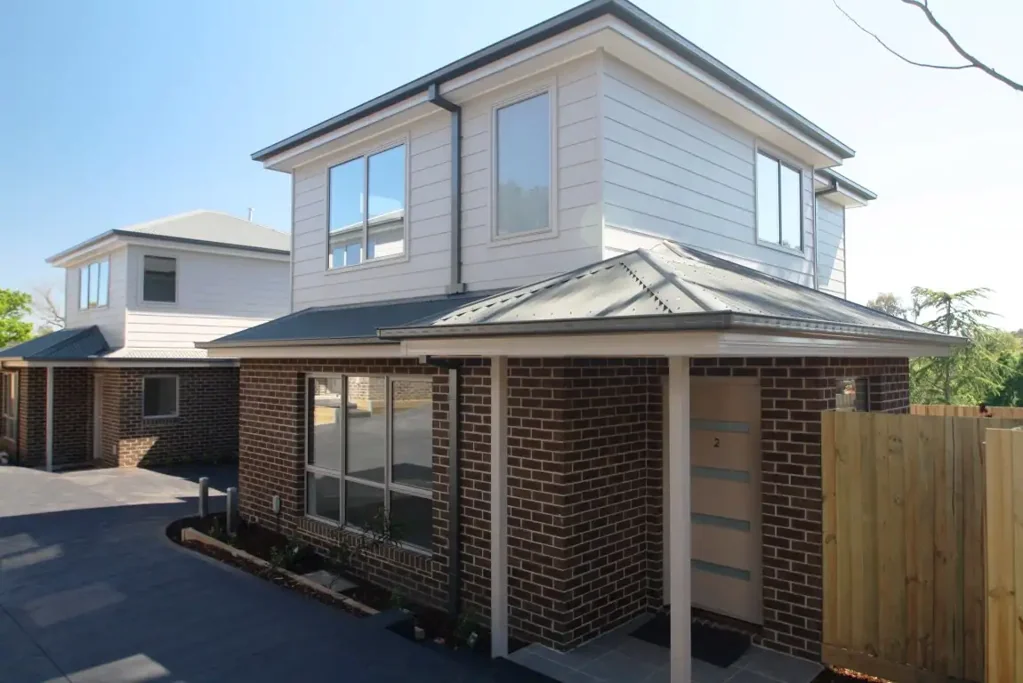 Immaculate Townhouse - Walking Distance to Town