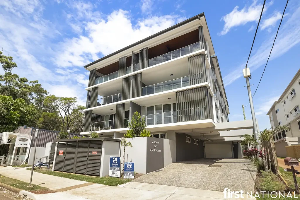 LIFESTYLE LIVING ON THE WATERS EDGE!   THIS PROPERTY IS ONLY A SHORT WALK TO THE BEAUTIFUL BAY , LOCAL SHOPS AND EATERIES!