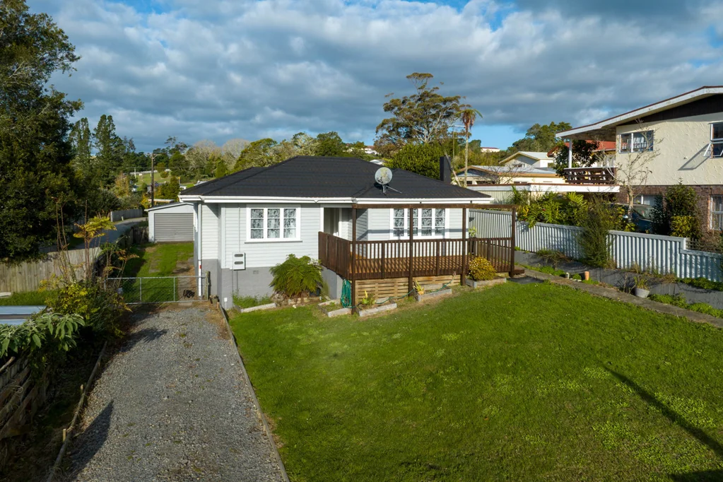 Kawakawa 3Phòng ngủ Solid Home with Space, Potential & Prime Location
