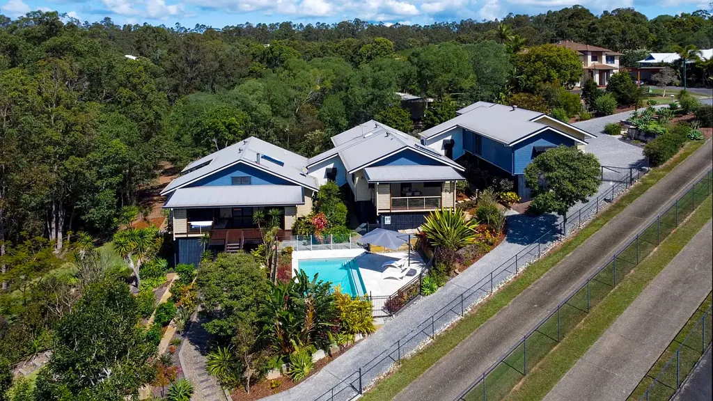 Cashmere 5ห้องนอน THOUGHTFULLY DESIGNED, TRANQUIL, EXCEPTIONALLY PRIVATE TRI-LEVEL HOME