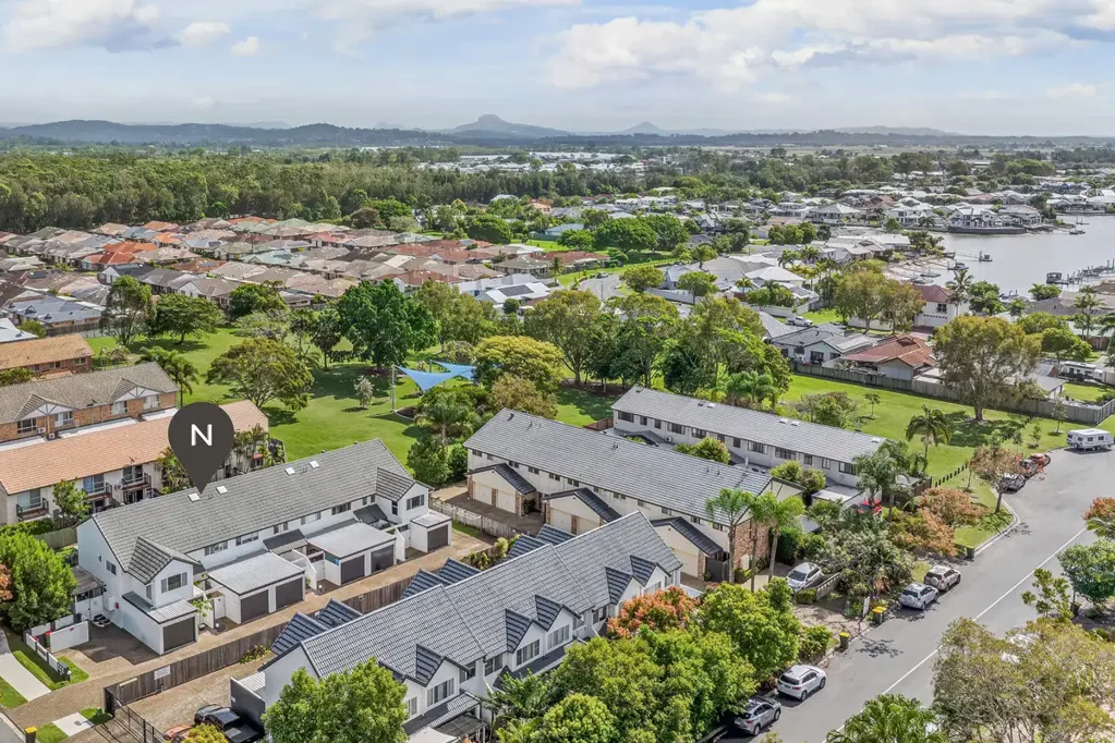 Maroochydore 2房  Stylish, Low-Maintenance Townhouse with Tropical Outdoor Living