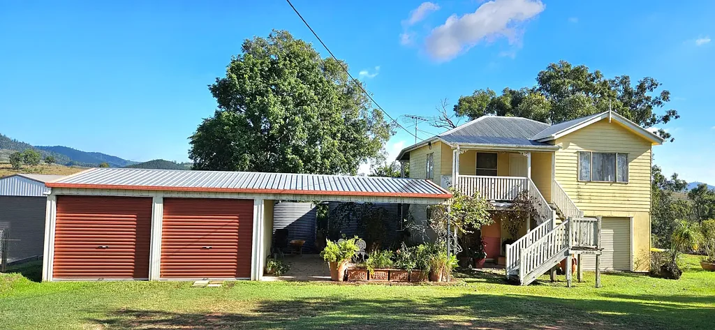 Hazeldean  Charming 2-Acre Queenslander Retreat - Peaceful Living Close to Town and Lake Somerset