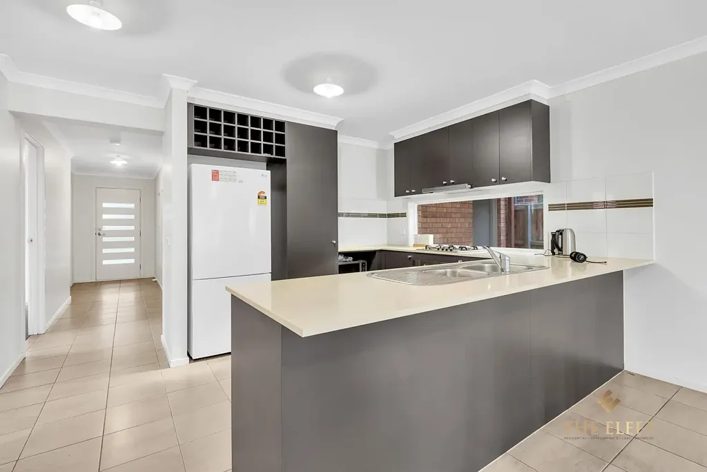 Tarneit 4房  多功能家庭生活与位于繁荣地段的明智投资 - Tarneit 的 18 Sinclair Crescent  Versatile Family Living & Smart Investment in a Thriving Location