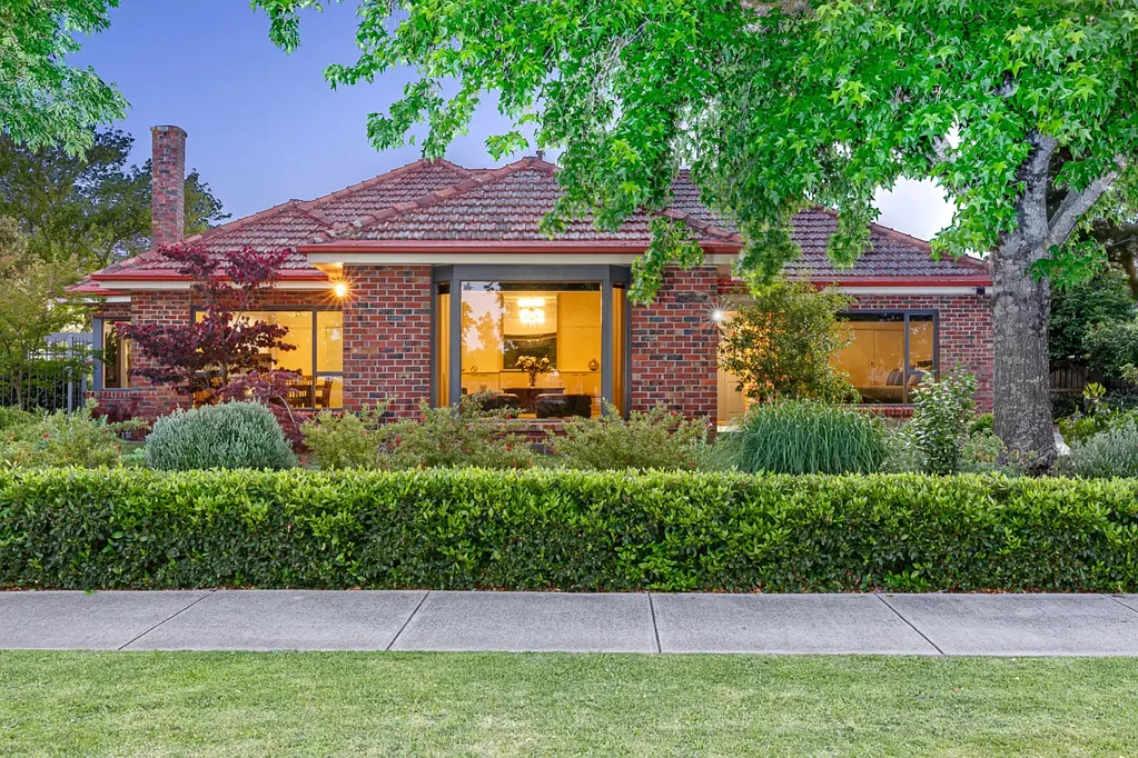 Alfredton 4ਬੈੱਡਰੂਮ Prestige Clinker Brick Home with Dual Occupancy on 1,354m² Allotment