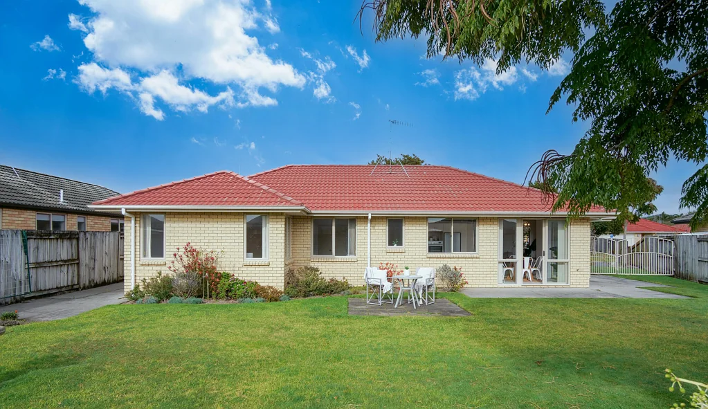 Papamoa 3 Bedroom Timeless, Solid, Spacious Back Yard!