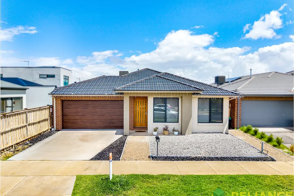 Thornhill Park 4Zimmer Stunning 4-Bedroom Family Home with Butler's Pantry & Dual Living Spaces