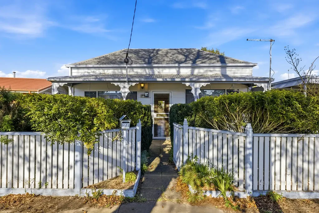 Sale 2 Slaapkamer Charming Cottage with Endless Potential