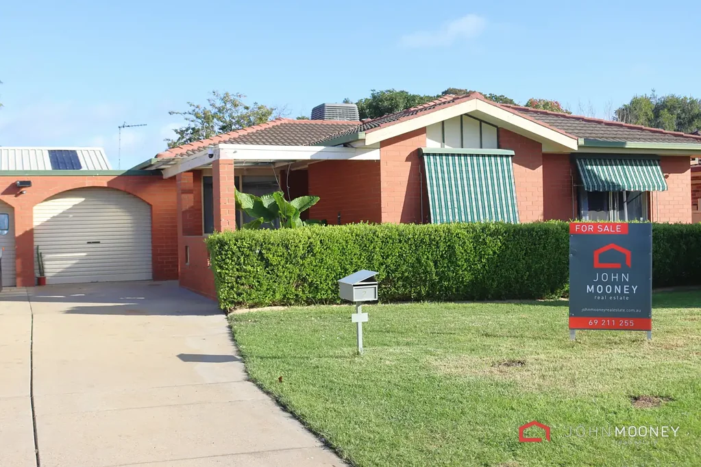 Tolland 3房  3 bedrooms and 2 living areas  OR  4 Bedrooms and  one large living area -  The choice is yours!
