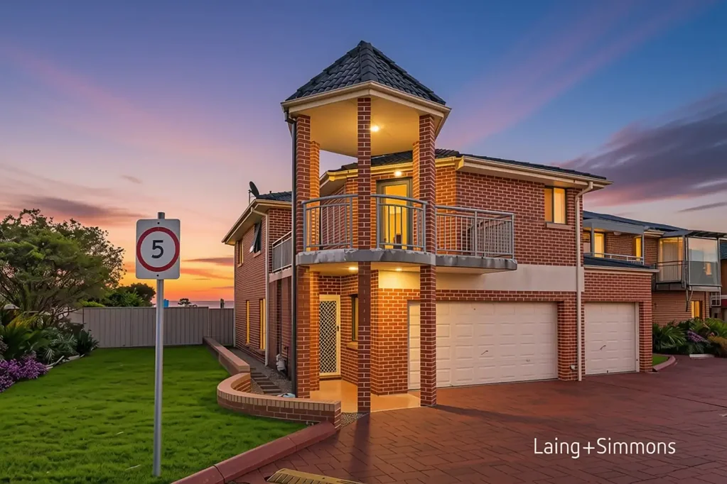 Mount Druitt 4房  Oversized double-brick townhouse with a private park-like backyard
