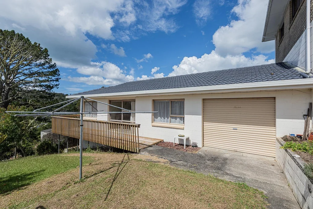 NORTH FACING 2 BEDROOM HOME - CLOSE TO RUSSELL TOWN - $500.00 PER WEEK