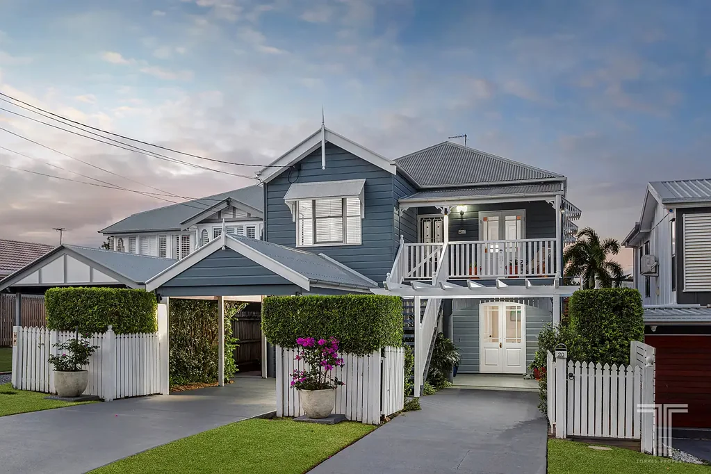 Camp Hill 5 Bedroom Charming Family Home 400m from Camp Hill School
