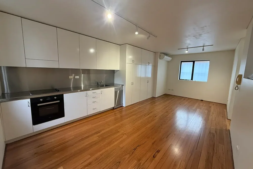 Modern & spacious one bedroom apartment in the highly sought after trendy suburb of Redfern.