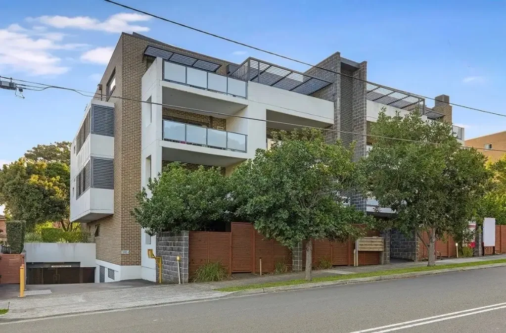 Oversized three bedroom ground floor villa sized apartment