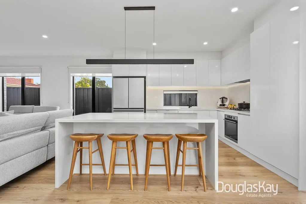 St Albans 2 Bedroom Modern Lifestyle Bursting With Natural Light & Appeal.