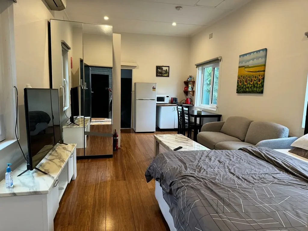 STUDIO IN THE HEART OF BOTANY