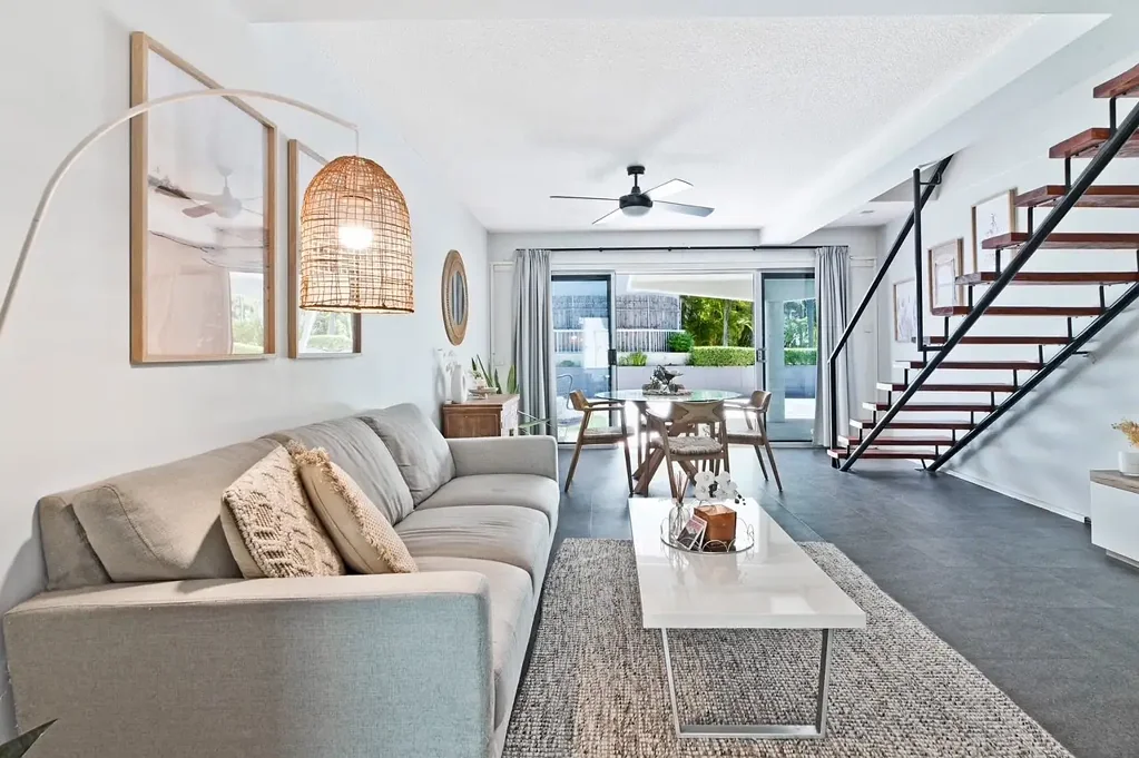 Renovated Beachside Townhouse - Walk to the Surf!