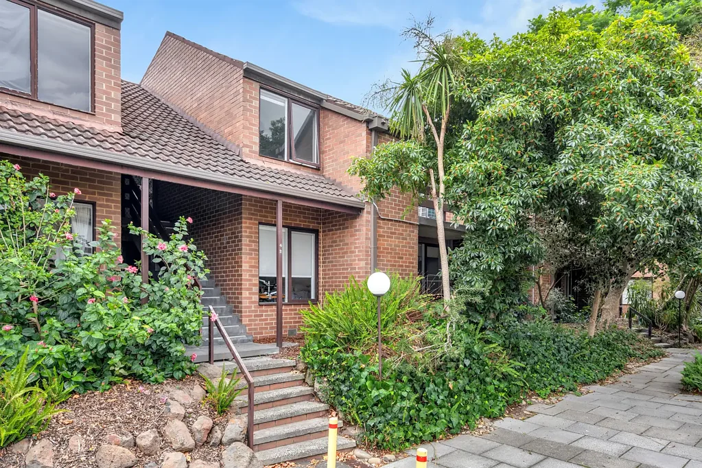 Essendon 2कमरा Modern Comfort in a Tightly Held Essendon Complex – Lifestyle & Location in One