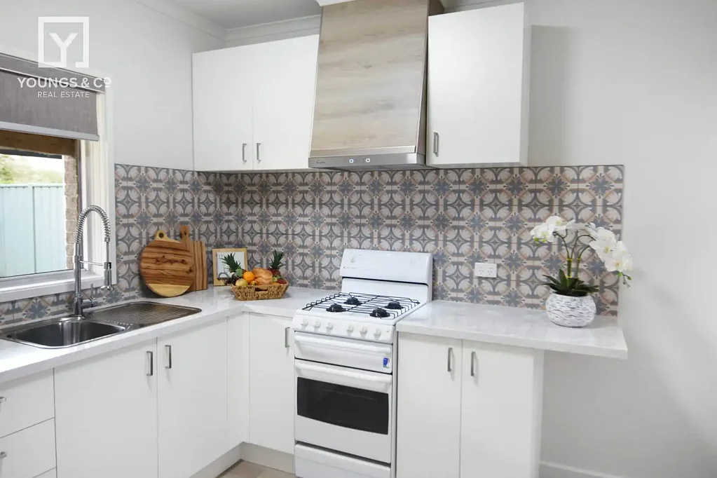 EASY WALKING DISTANCE TO TOWN CENTRE