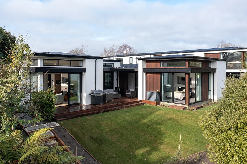 Fendalton 4Kwarto Modern living, sought-after location - Post EQC