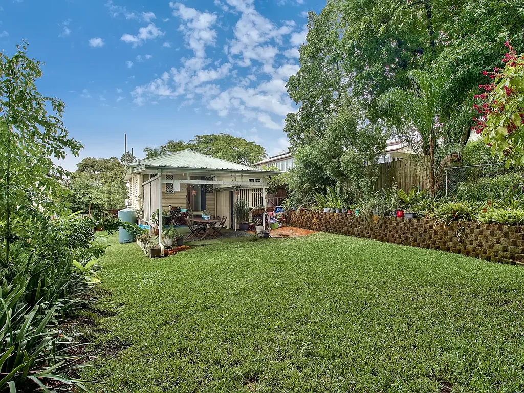 Indooroopilly 2Zimmer Post-War in Prime Location - Move In Ready or Build Your Dream Home