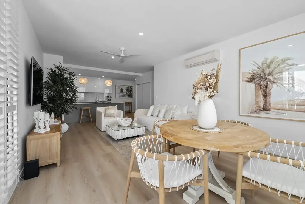 Coolangatta 2房  Renovated Coastal Living in the Heart of Kirra