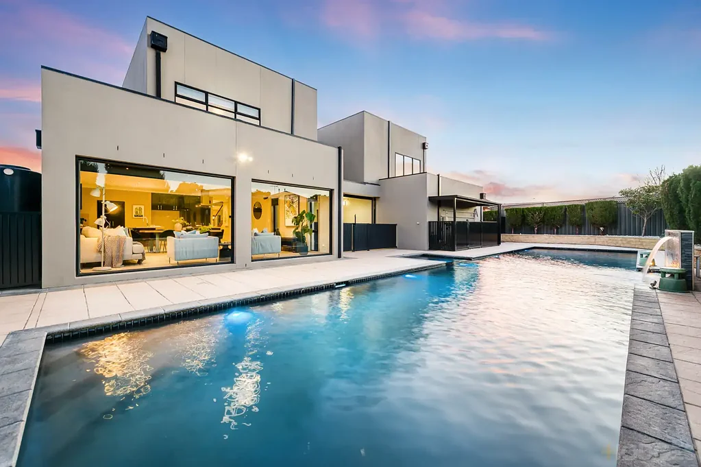 Manor Lakes 6 Bedroom THE ULTIMATE IN GRAND SCALE FAMILY LUXURY