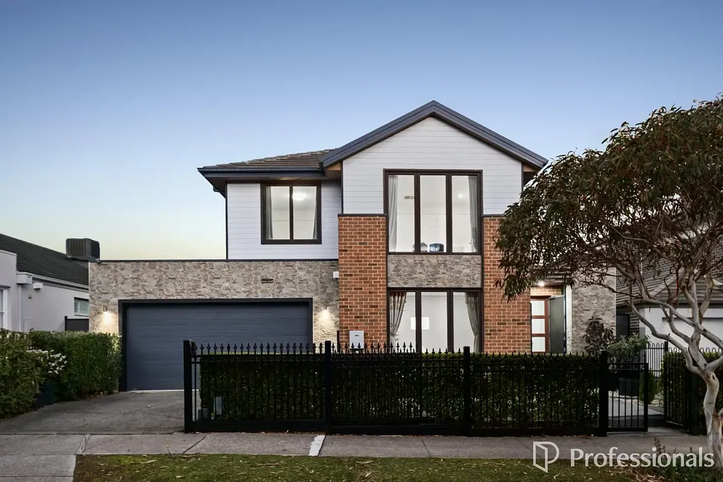 Caroline Springs 4 Bedroom Prestige Living in a Coveted Caroline Springs Pocket