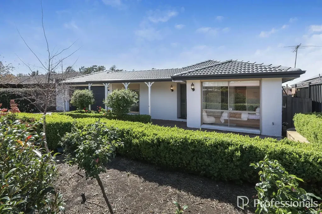 Melton West 4ਬੈੱਡਰੂਮ FABULOUS WESTLAKE 4 BEDROOM HOME WITH HUGE DECKED PERGOLA ON 738m2 BLOCK