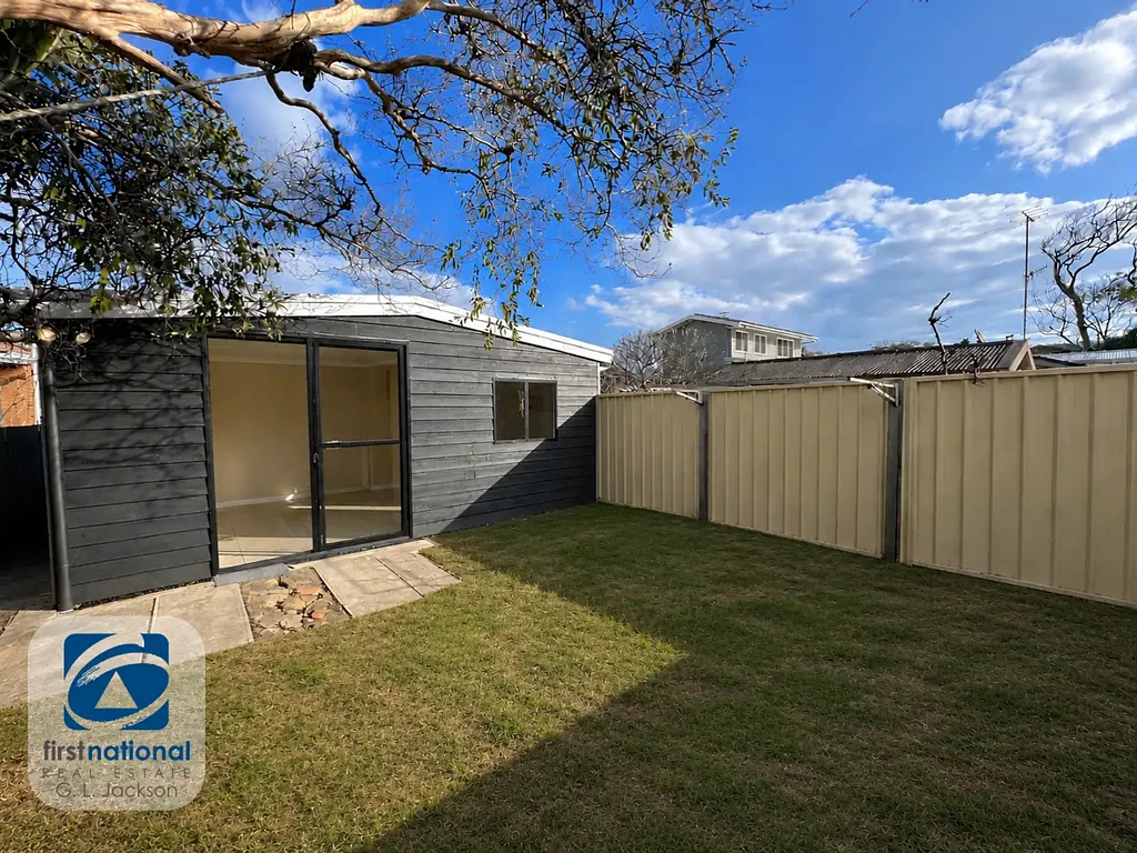 CHARMING ONE BEDROOM CABIN WITH PRIVATE YARD