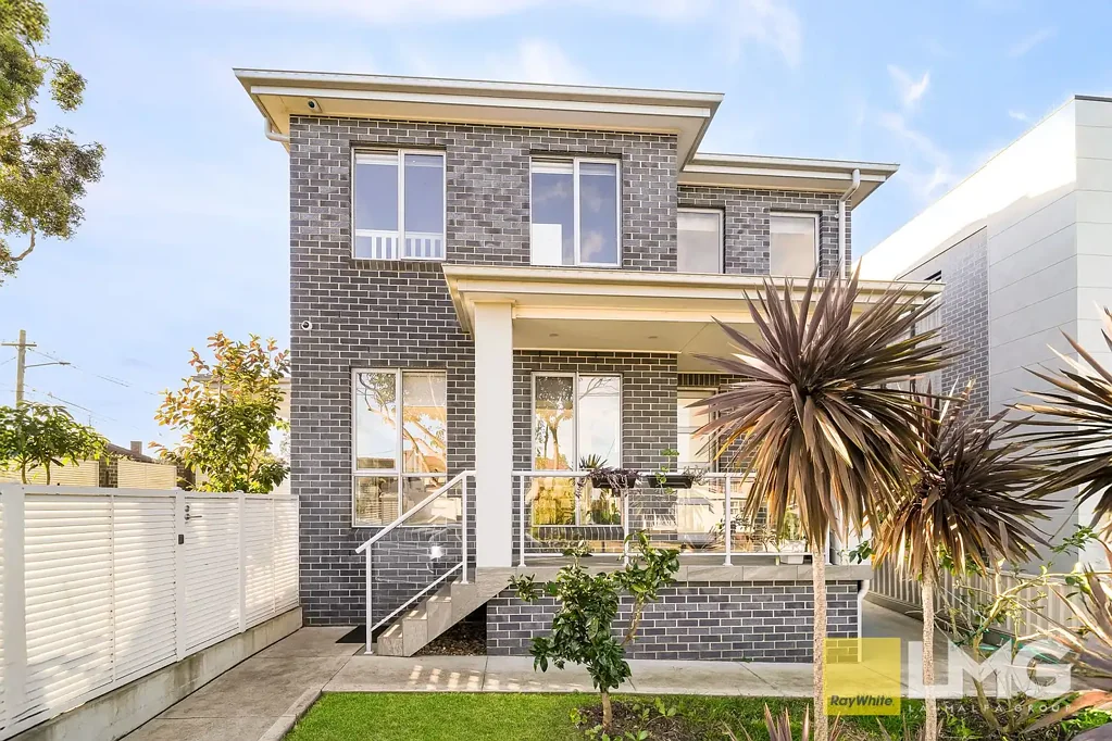 Regents Park 4 Bedroom MODERN HOUSE IN A SPECTACULAR LOCATION