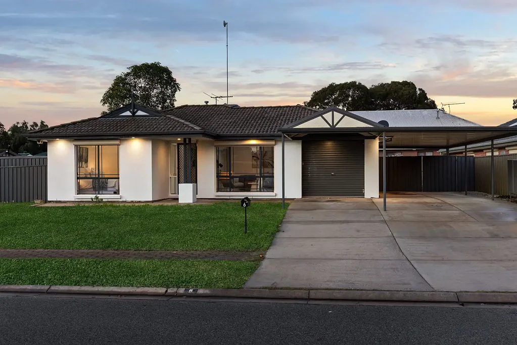 Paralowie 5部屋 Spacious Family Entertainer on a Corner Allotment with Exceptional Parking & Flexibility