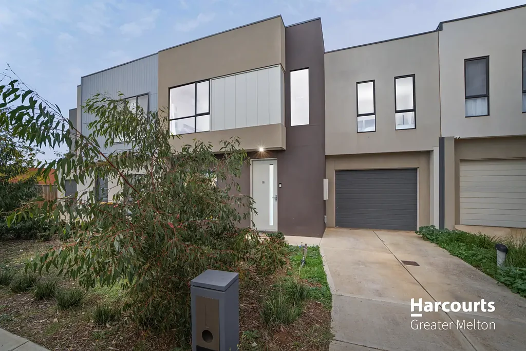 Melton South 3房 升级双层联排 三卧两卫 主卧套间 内部通道车库 公交近站 轨交便捷 商场学区环绕 低维护庭院 Stylish and Modern Living in Prime Melton South Location
