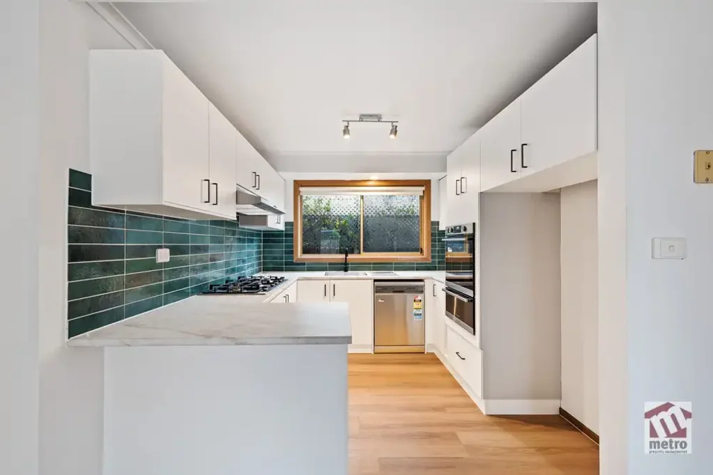 CLOSE TO SHOPS, SCHOOLS & STATION!