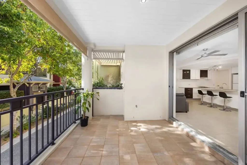 Carrara 2Habitaciones RARE STREET-LEVEL ENTRY - EUROPEAN VILLAGE LIFESTYLE - 2 SIDE-BY-SIDE SECURE PARKING