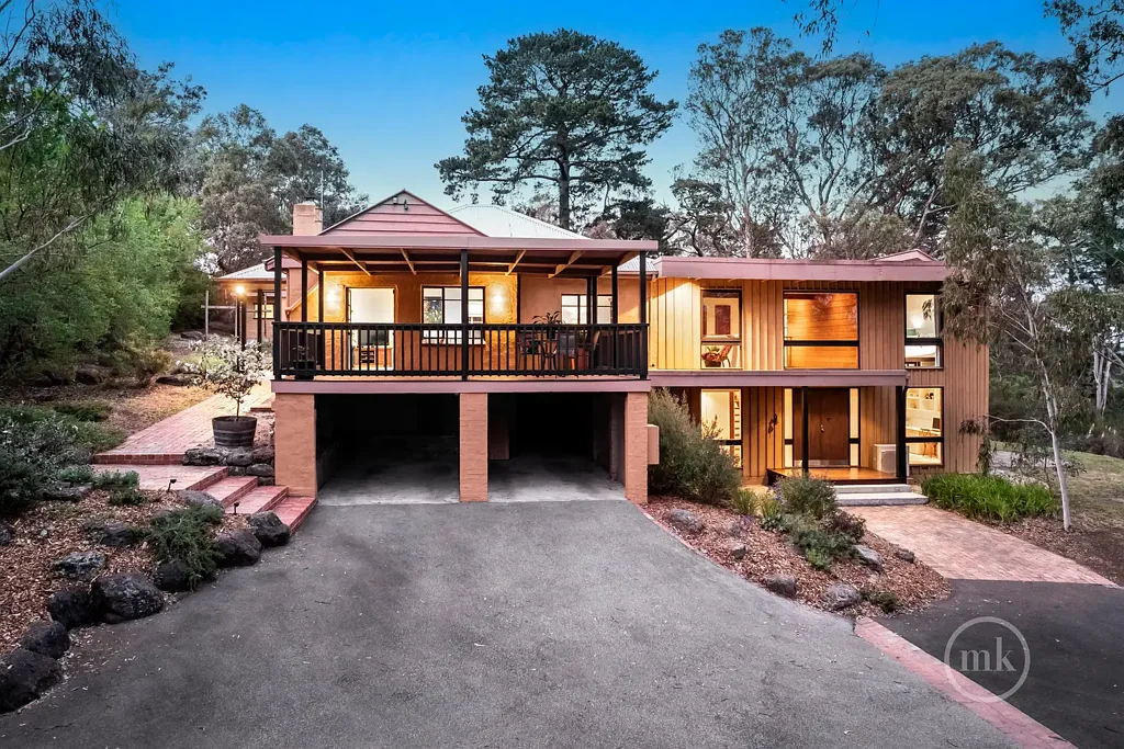 Eltham 5房 宁静私密家园 5142平米阔地 原生植被环绕 泥砖木艺外观 时尚石材浴室 Miele电器厨房 多功能工作室 树梢露台休闲 精英地段生活 A Life Of Ease In An Elite Local